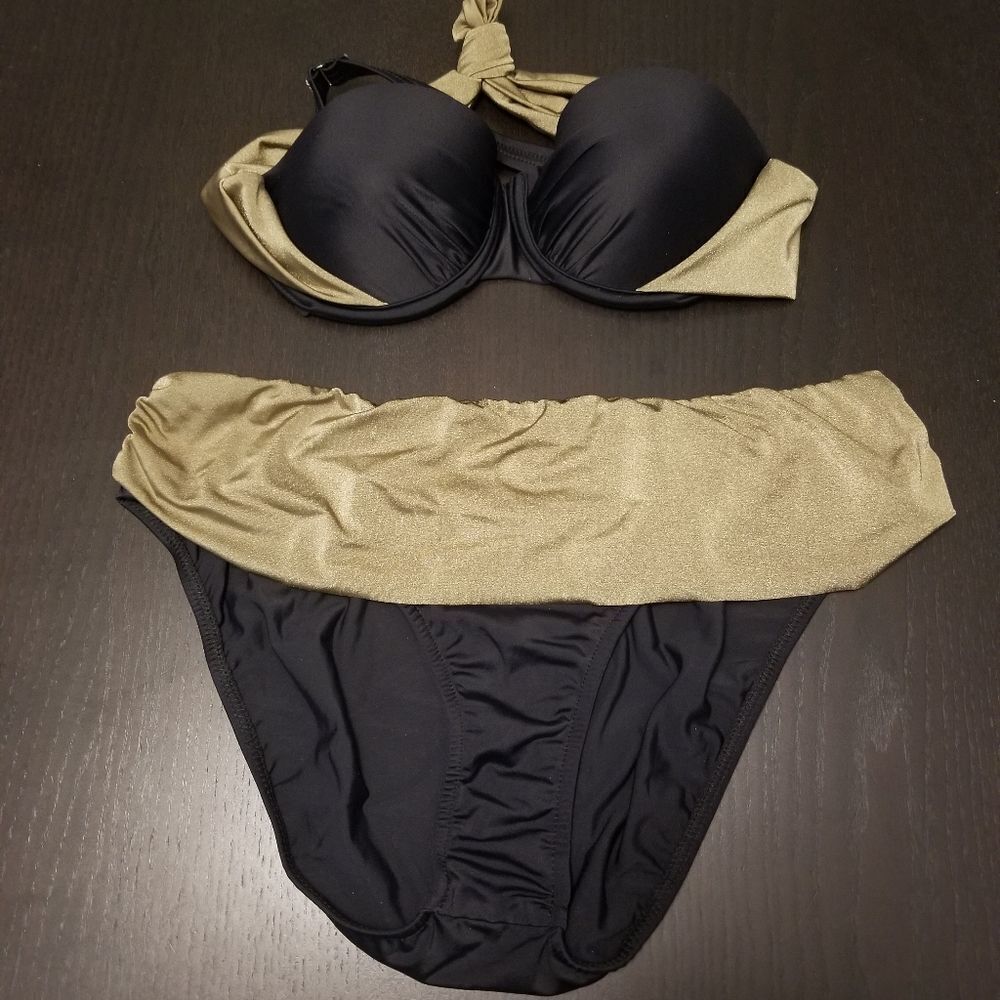 VENUS SWIMSUIT 16 BOTTOMS AND B SIZE TOP. B20